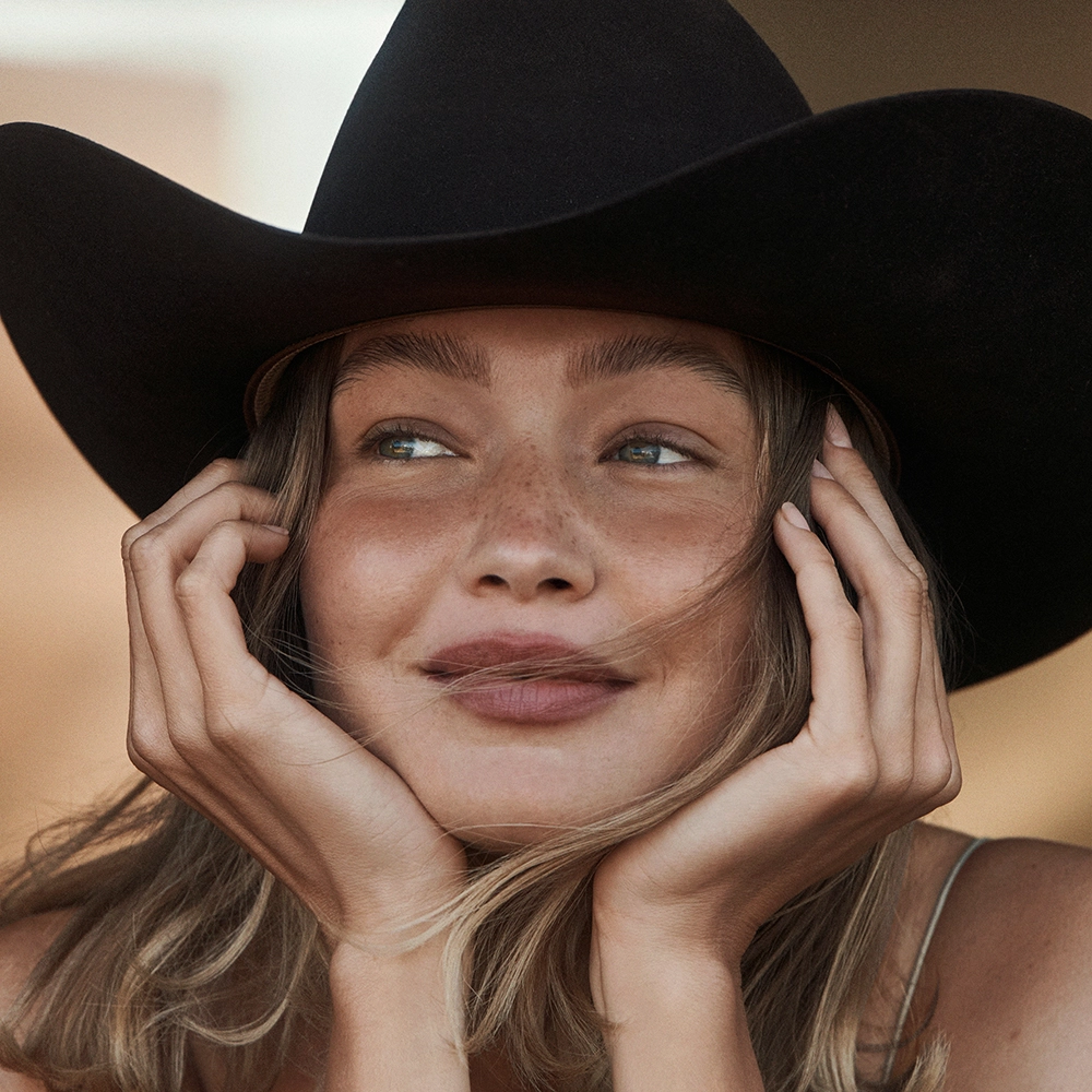 Gigi Hadid, Manicurist: Zola Ganzorigt