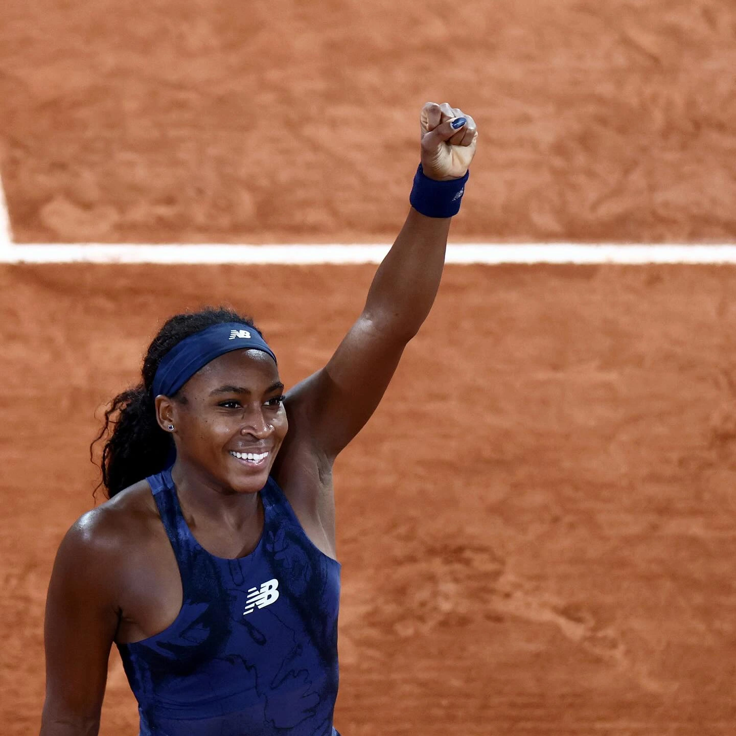 Coco Gauff lifting arm up
